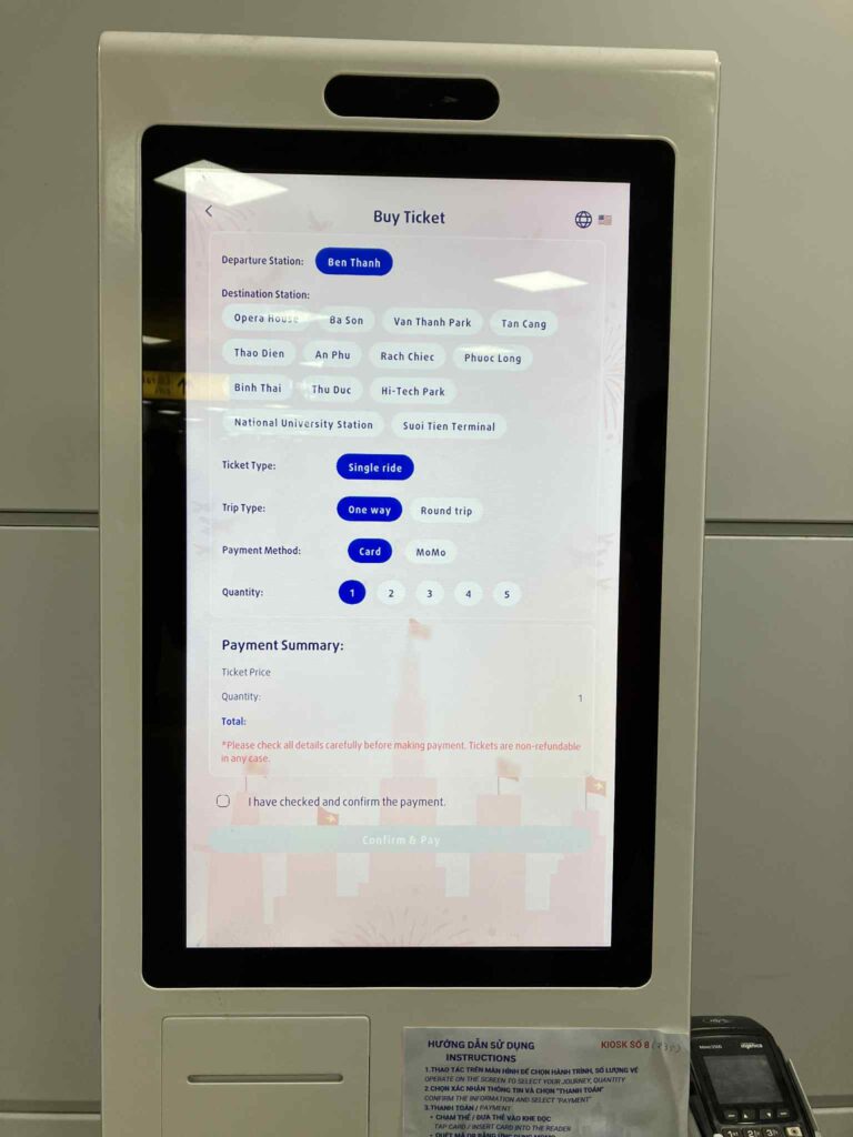 オンライン決済専用キオスク。ベトナム語だけでなく英語も選択可能。