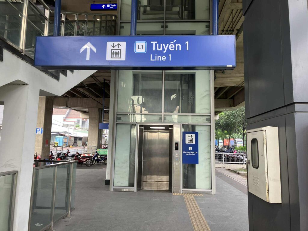 ホーチミンメトロ駅のエレベーター|ベビーカー・車いす対応のバリアフリー設備