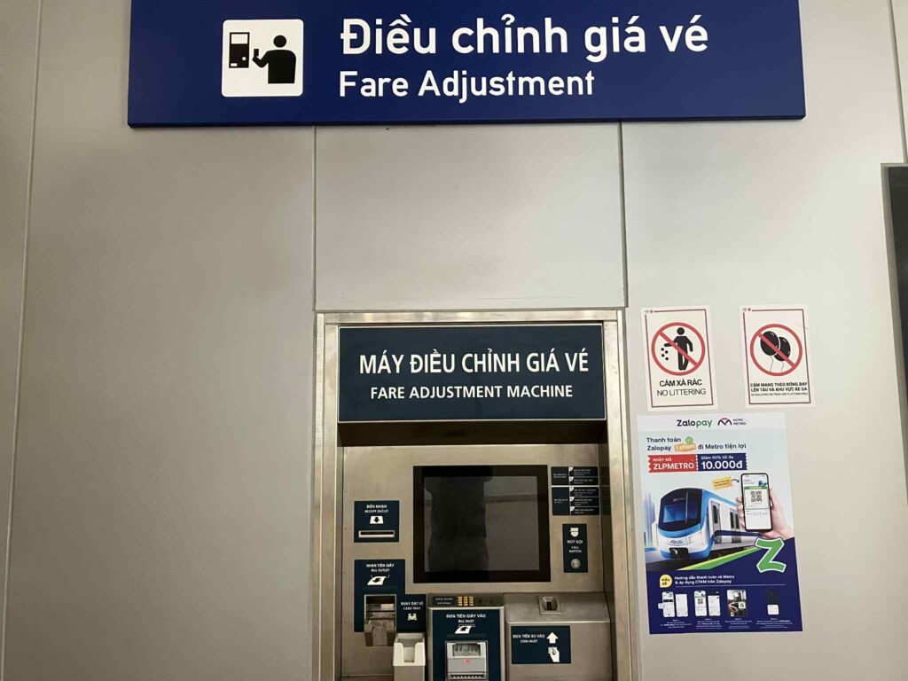 乗り越し時は精算機を利用。画面操作は英語・ベトナム語対応。