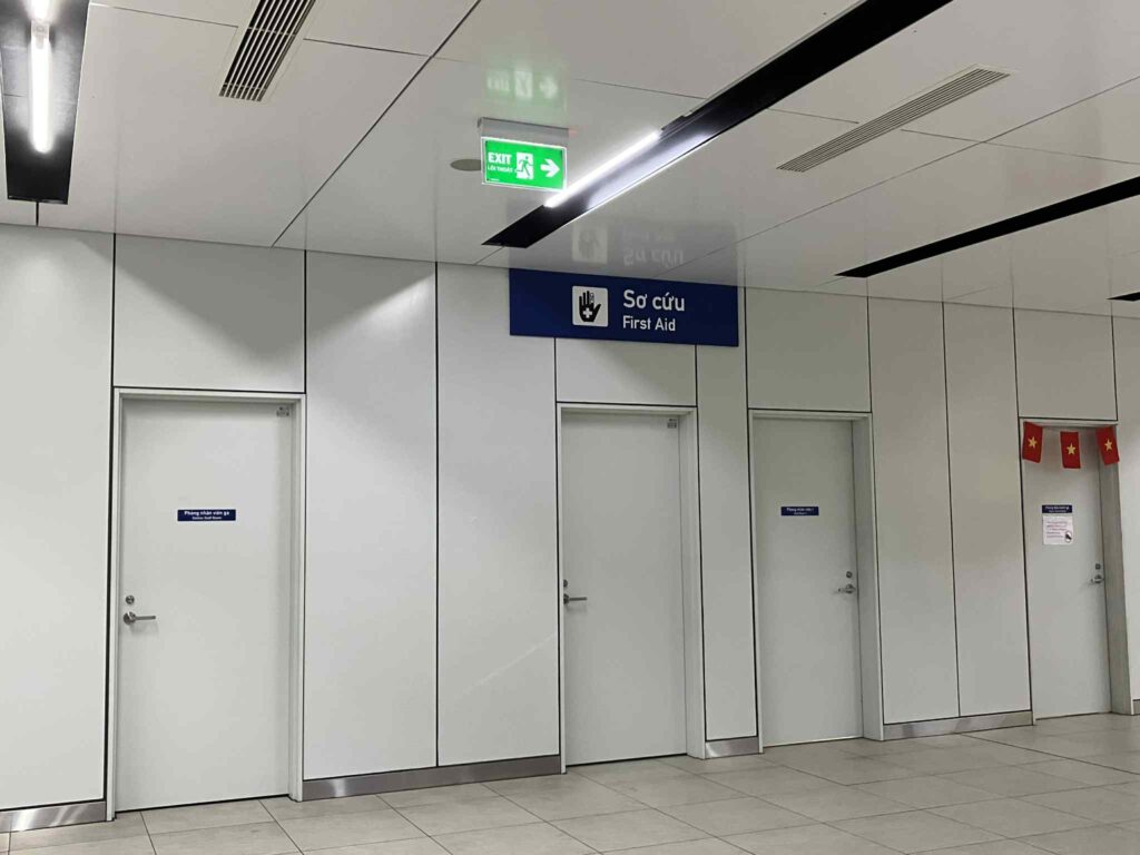 駅構内にある救護室の入口。