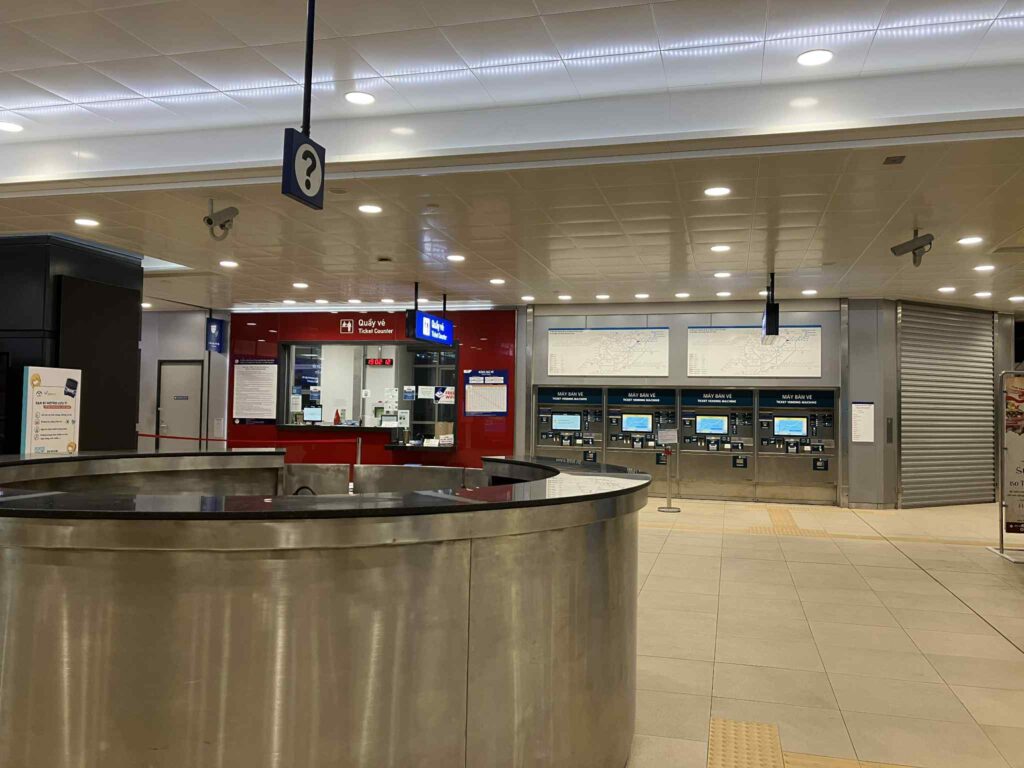 駅構内中央の円型インフォメーションカウンター。