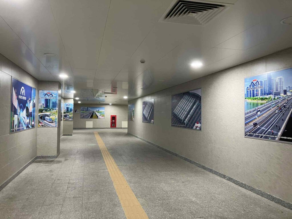 「構内に商業広告がなく、メトロ関連ポスターだけが並ぶ通路」の別の場所、角度