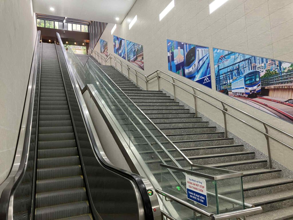 構内に商業広告がなく、メトロ関連ポスターだけが並ぶ通路。