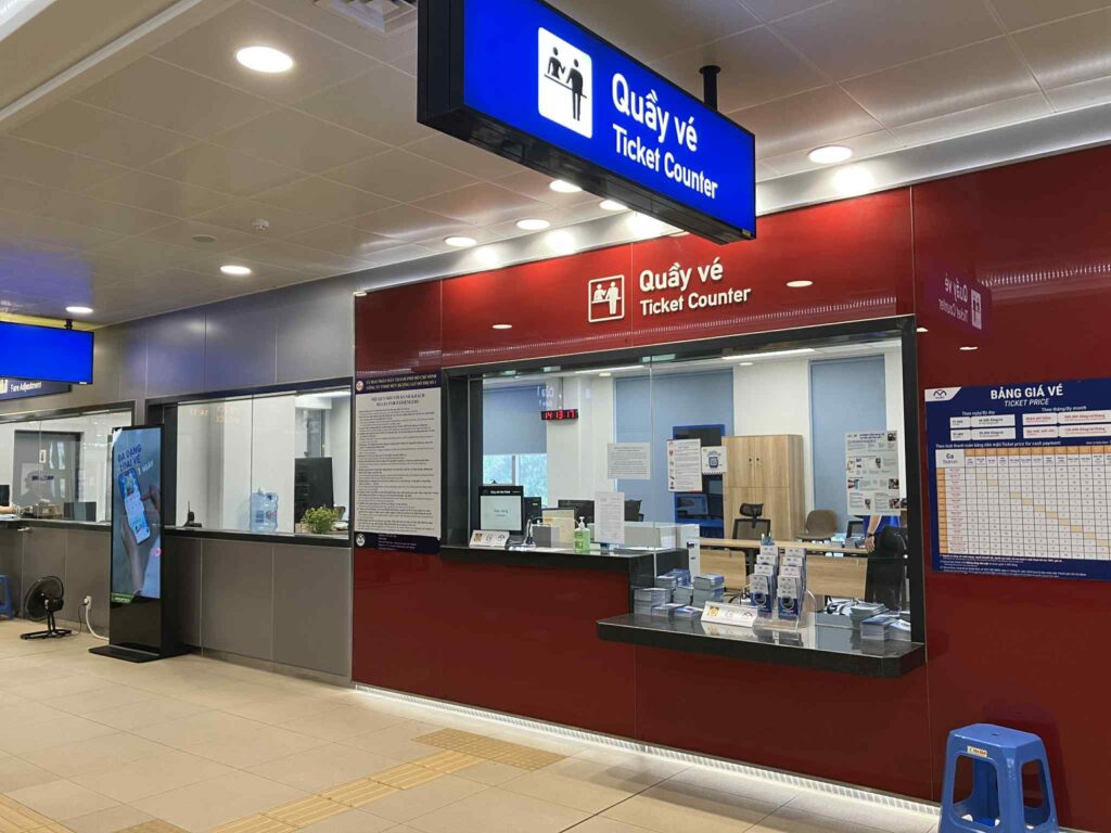 ガラス張りで中の様子が見える駅員室。