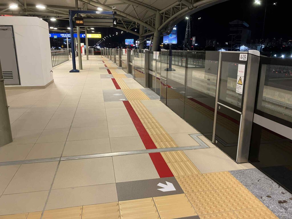 ホーチミンメトロのホームドアと赤い警告ライン。