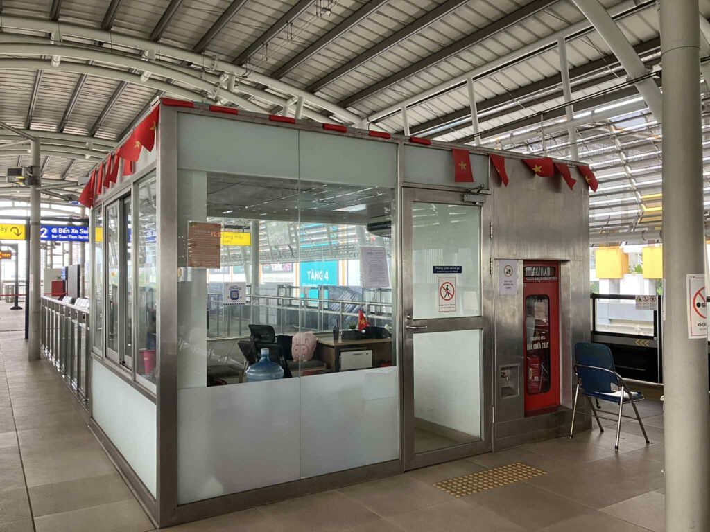 プラットフォーム上にある駅員室と勤務する職員。