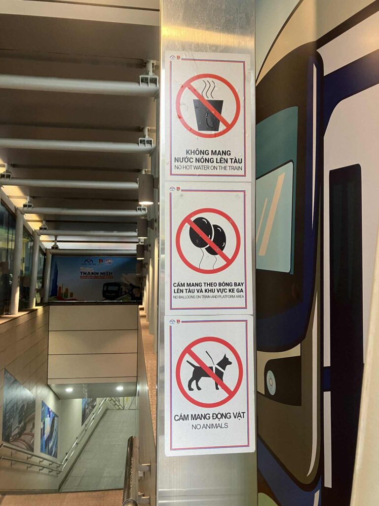 「No Hot Water」「No Balloons」「No Animals」など独特な禁止表示。