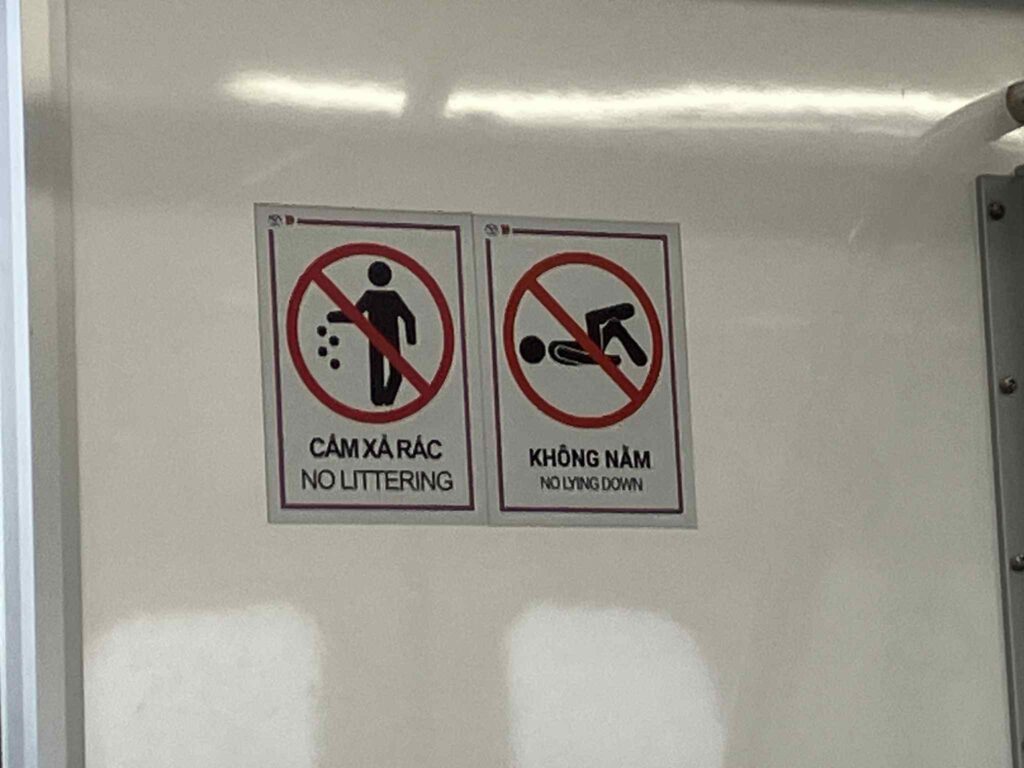 「ポイ捨て禁止」「横たわり禁止」を示す駅構内の掲示。