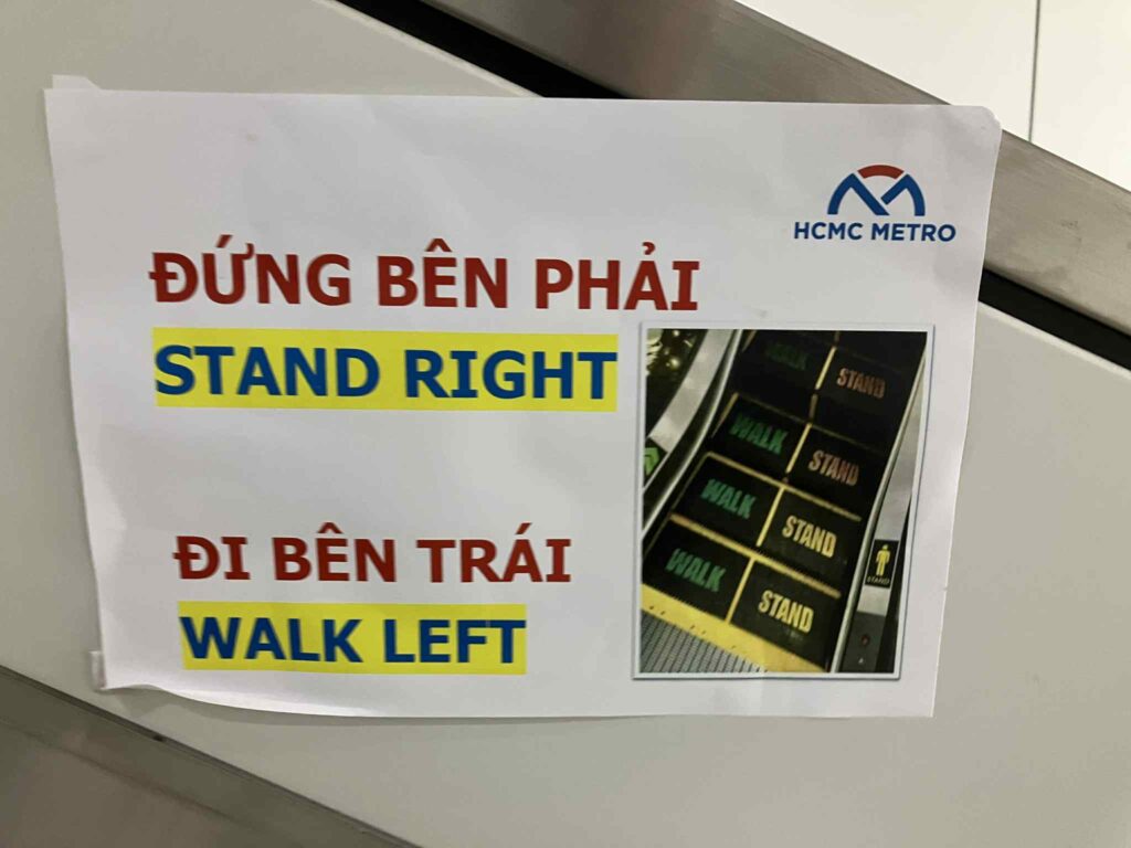 「右に立ち、左を歩く」ことを示すHCMC METROの案内。