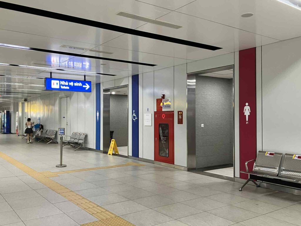 ホーチミンメトロ全駅に設置されたトイレ案内板と入口