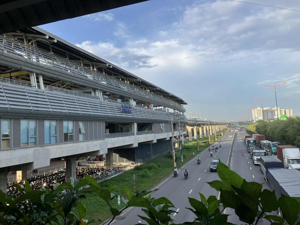 ホーチミン・メトロ1号線の高架駅外観。近代的なデザインが印象的。