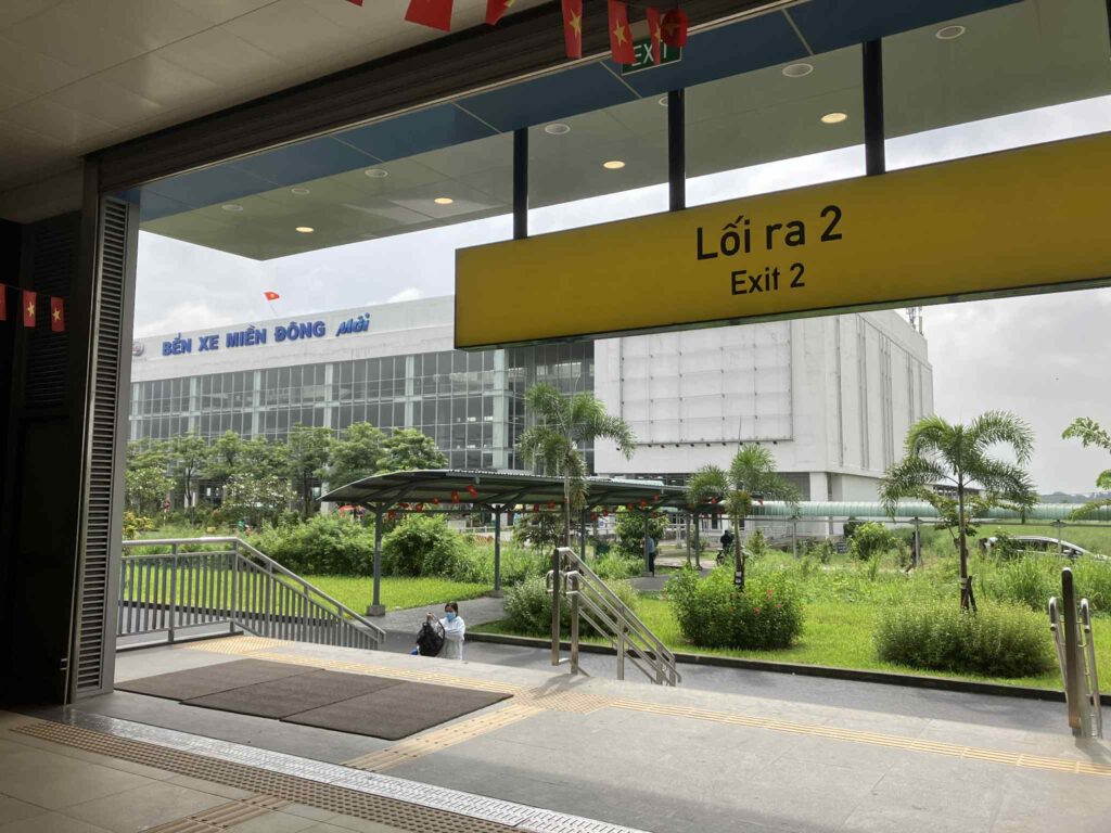 スオイティエン駅出口2から見える新東部バスターミナル