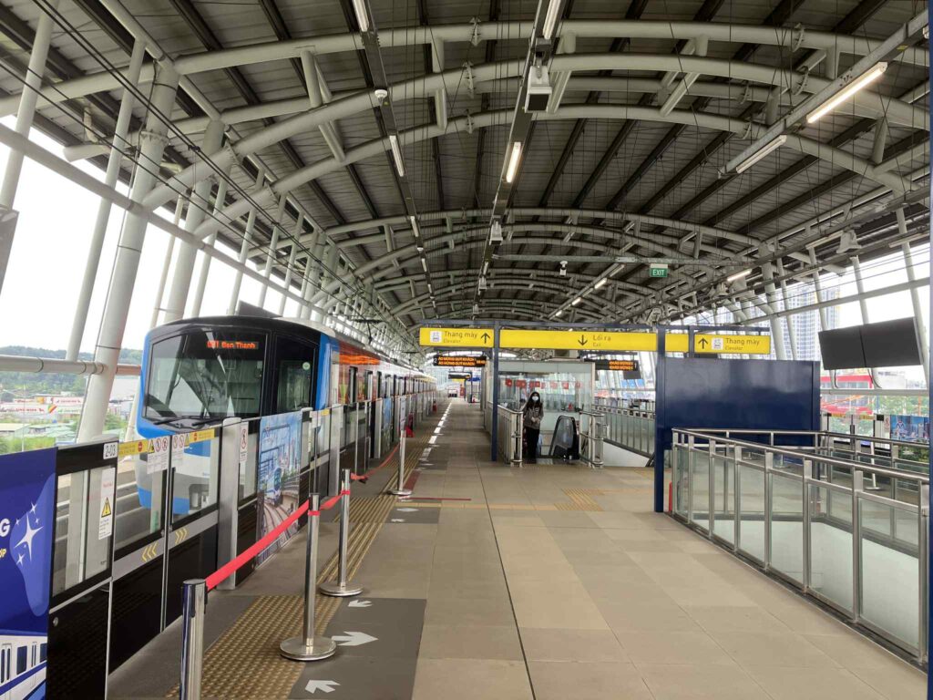 ホーチミン・メトロ1号線スオイティエン駅のプラットフォームと停車中の列車