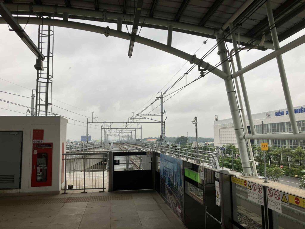 スオイティエン駅から北に延伸する線路の風景
