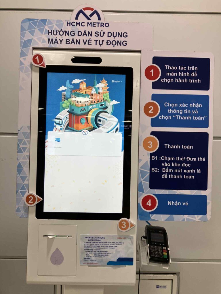 オンライン決済専用キオスク。カードまたはMoMoで支払い、発行チケットをタッチして改札通過できる。