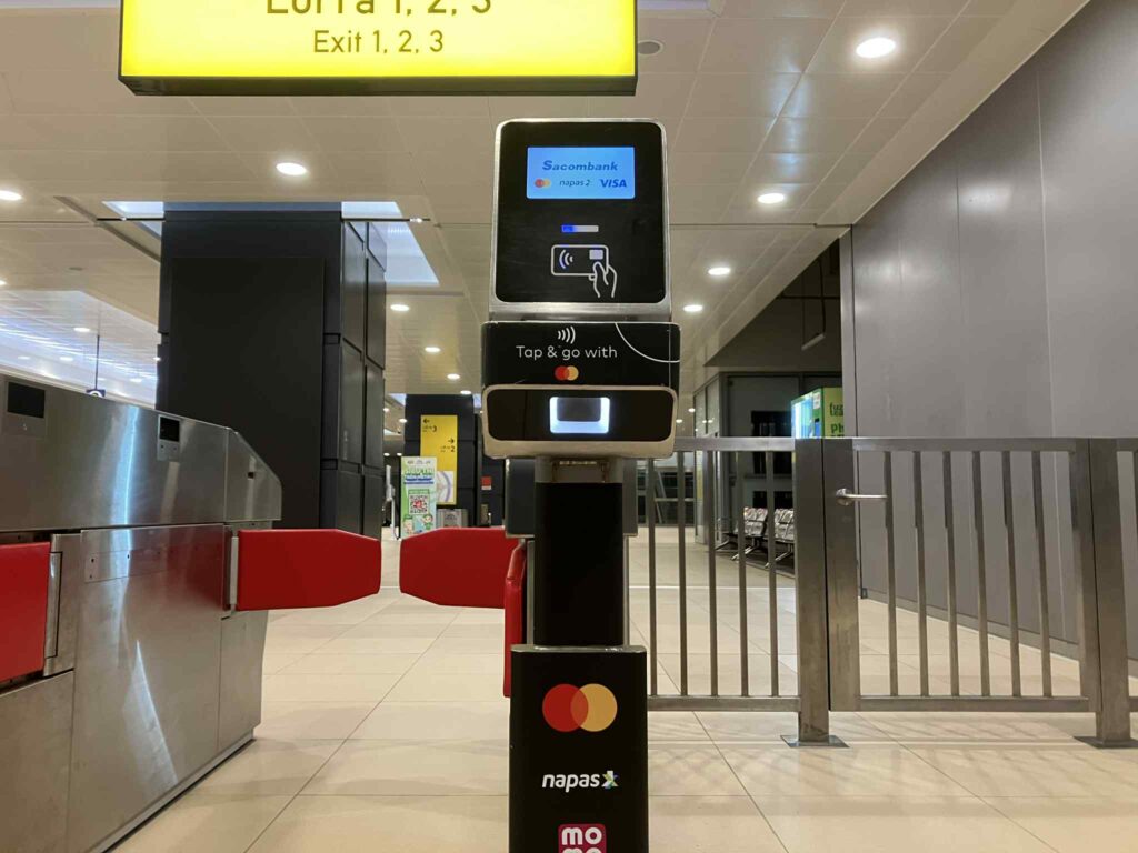 ホーチミンメトロ1号線の改札機|Visa・MoMoなどタッチ決済対応
