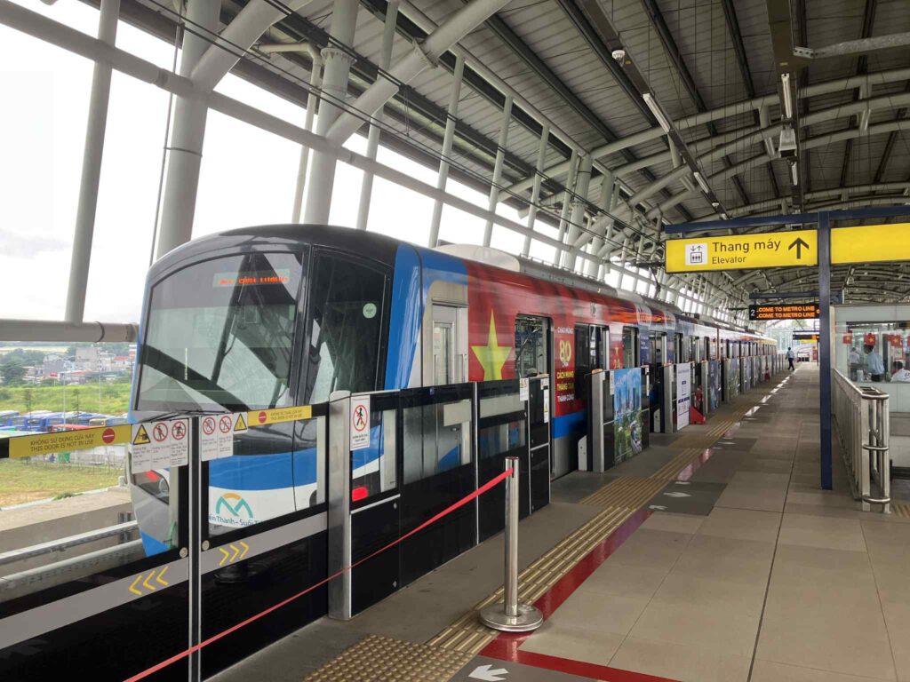 ホーチミン・メトロ1号線の日立製車両。青いラインが特徴。