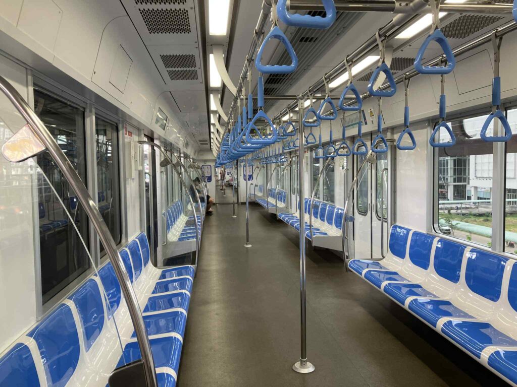 メトロ1号線の車内。青と白の座席が整然と並ぶ。
