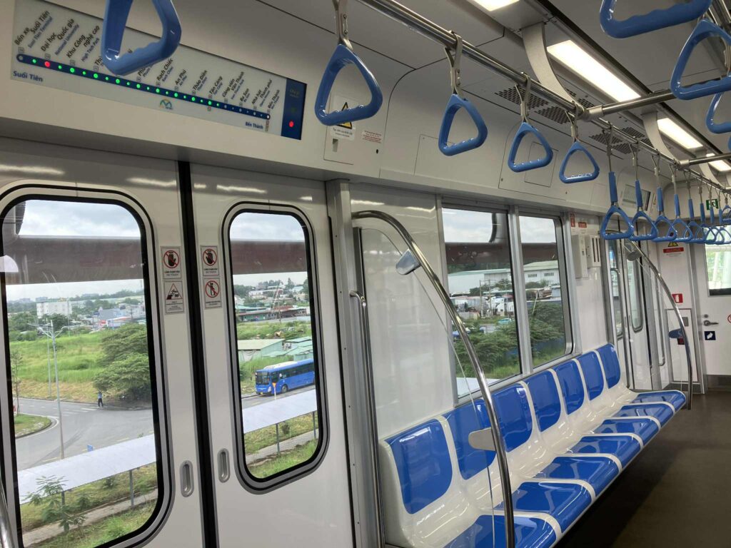 ホーチミンメトロ1号線の車内|冷房完備で清潔な新型車両