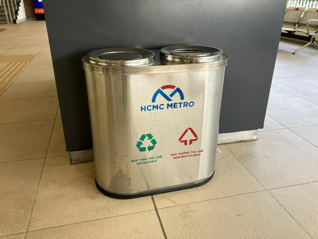 リサイクル可・不可に分けられたHCMC METROのごみ箱。