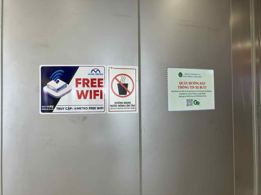 駅構内で使える無料Wi-Fiの案内。