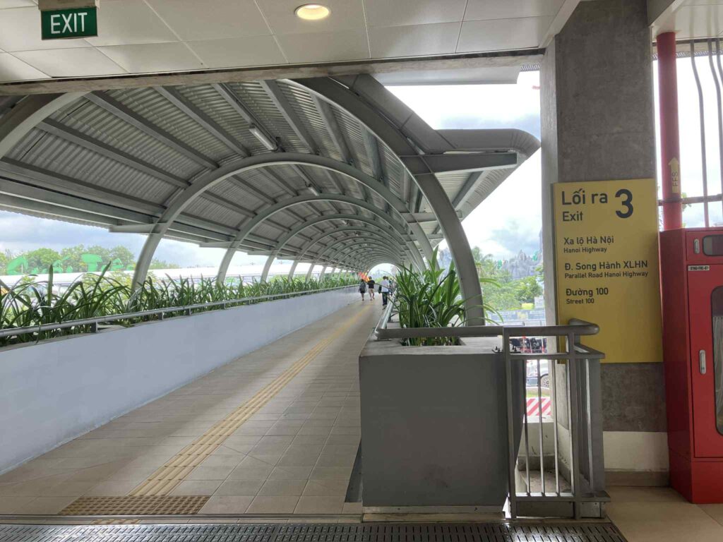 国立大学駅Exit3からスオイティエン公園へ向かう歩道橋