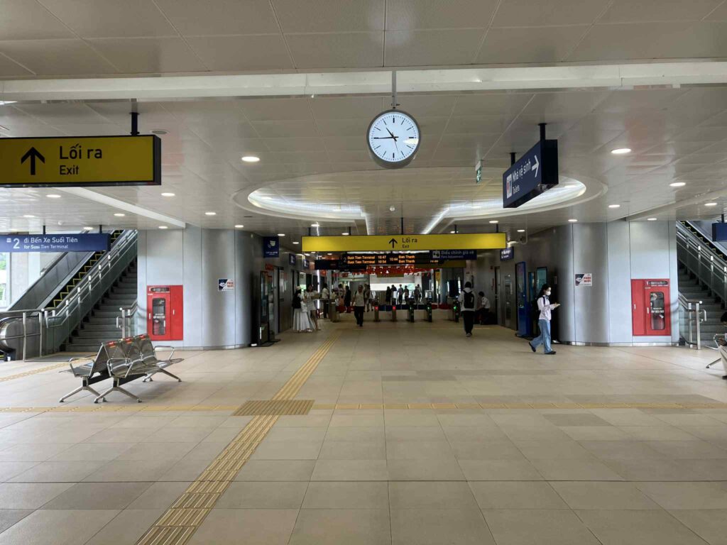 国立大学駅の構内。明るく清潔な雰囲気