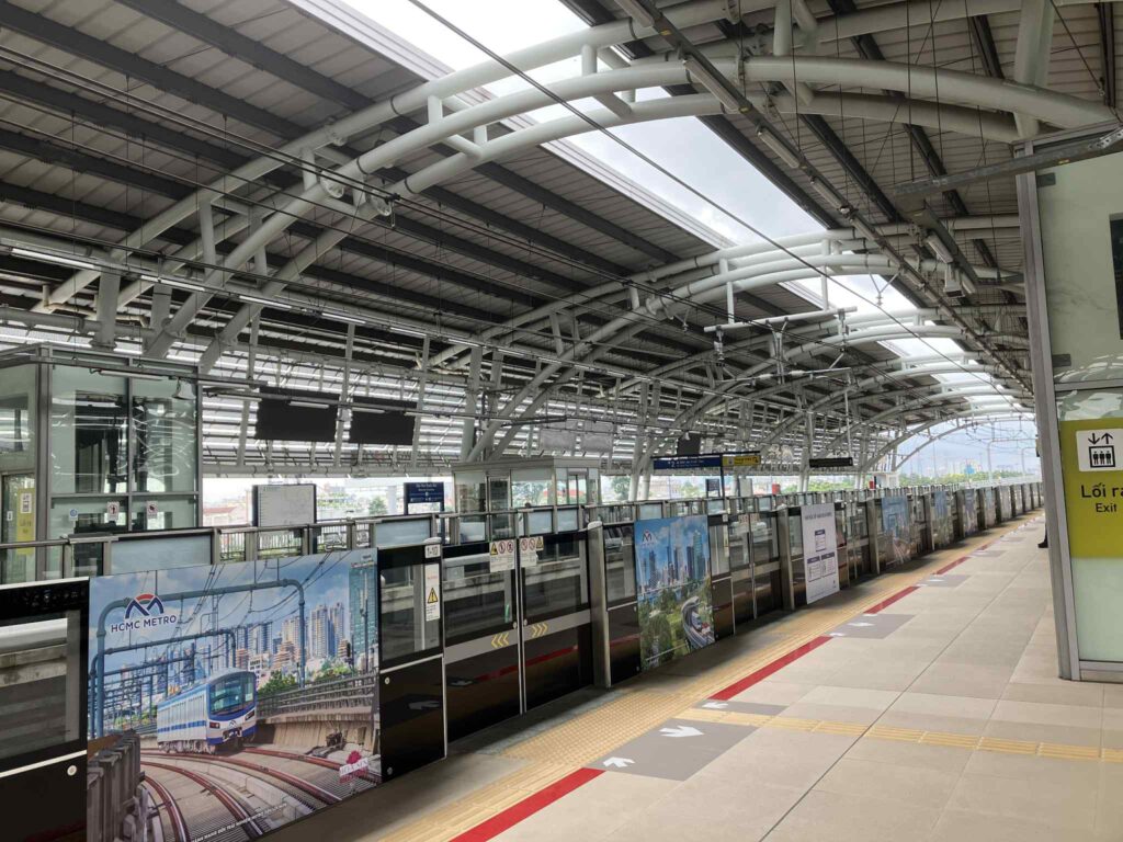 国立大学駅のプラットフォーム。屋根はホーム部分のみを覆い、線路上はオープンな構造
