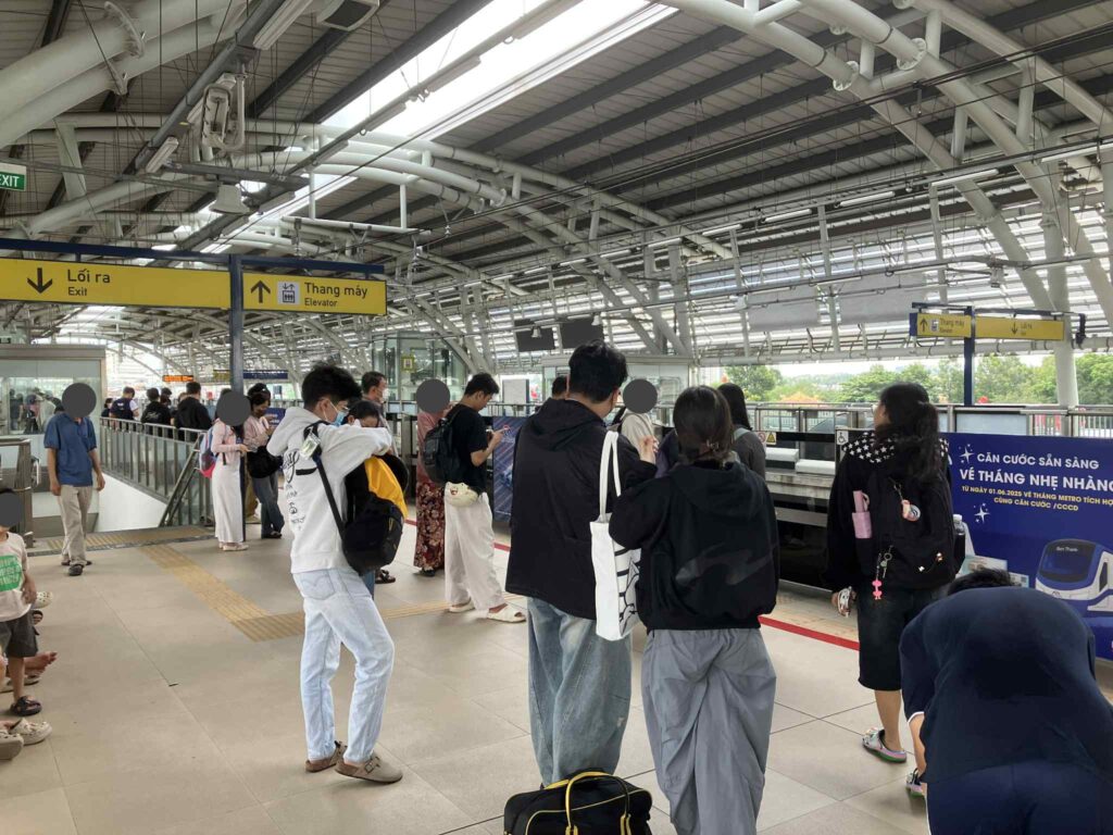 国立大学駅のプラットフォームに集まる学生と観光客