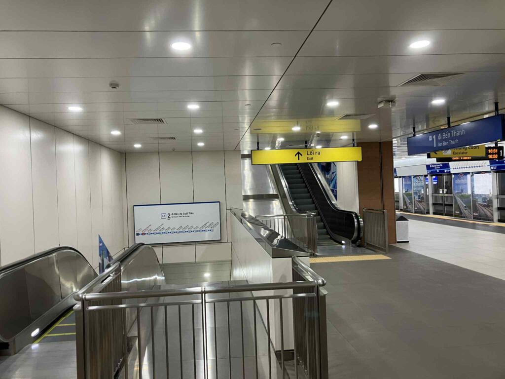 オペラハウス駅のホーム内階層移動のためのエスカレーター
