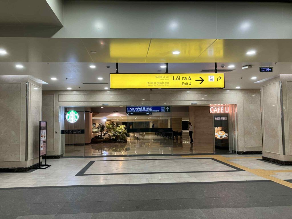 Union Squareと地下鉄の出口案内。地下通路で直結している。