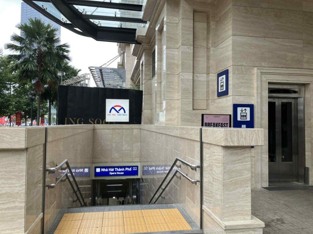 オペラハウス駅 4番出口付近