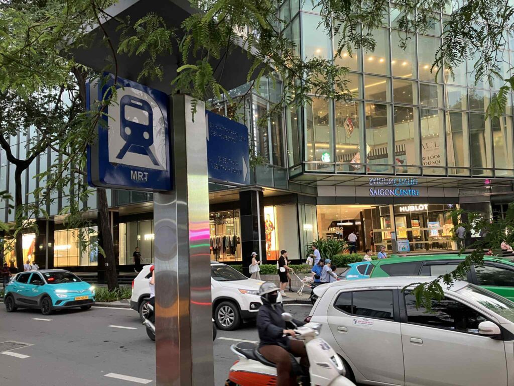 駅案内看板とサイゴンセンター
