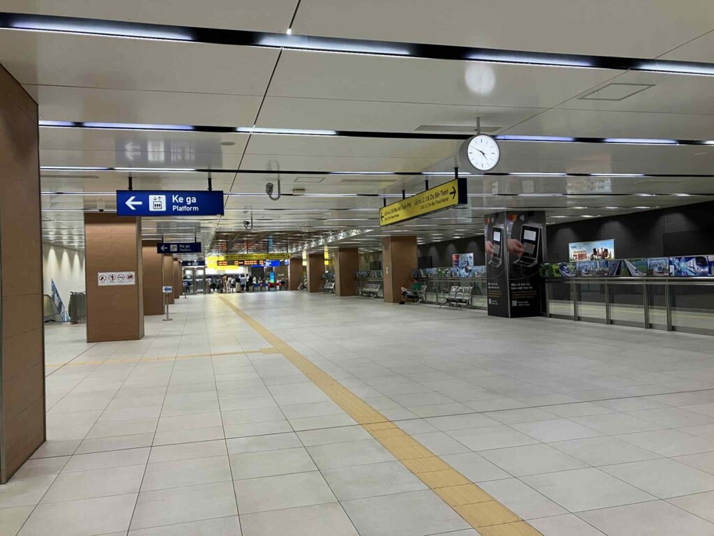 オペラハウス駅 改札階