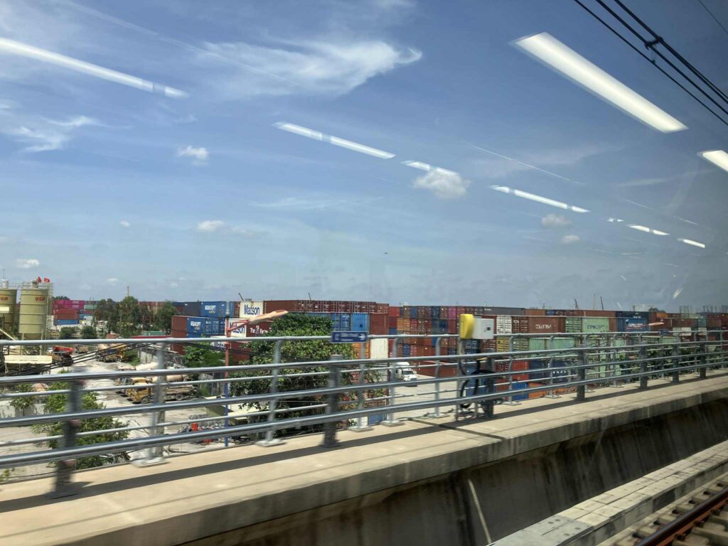 車窓から見えるコンテナ群の風景。Phuoc Long駅の近く。