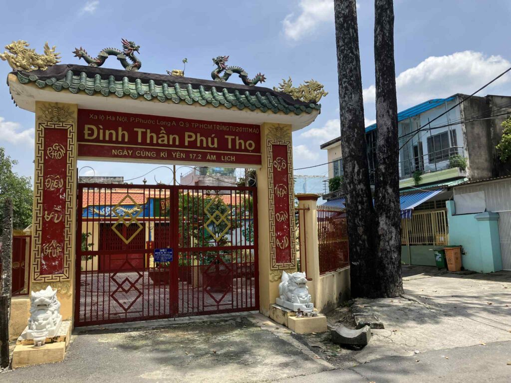 駅東側にある寺院「Đình Thần Phú Thọ」。