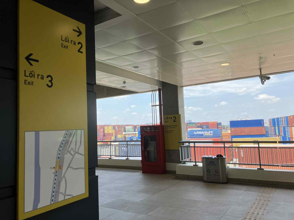Phuoc Long駅の案内板に表示された「Exit 2」。実際には存在しない出口。