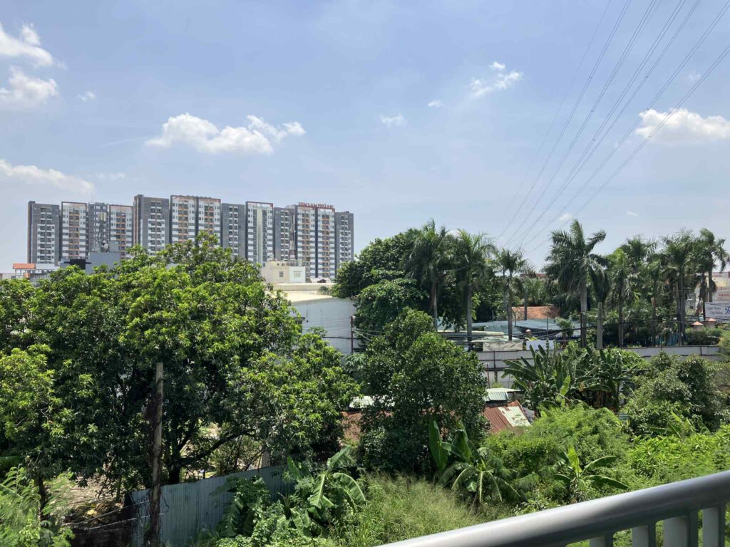 Phuoc Long駅から見えるコンドミニアムHim Lam Phu Anの外観。