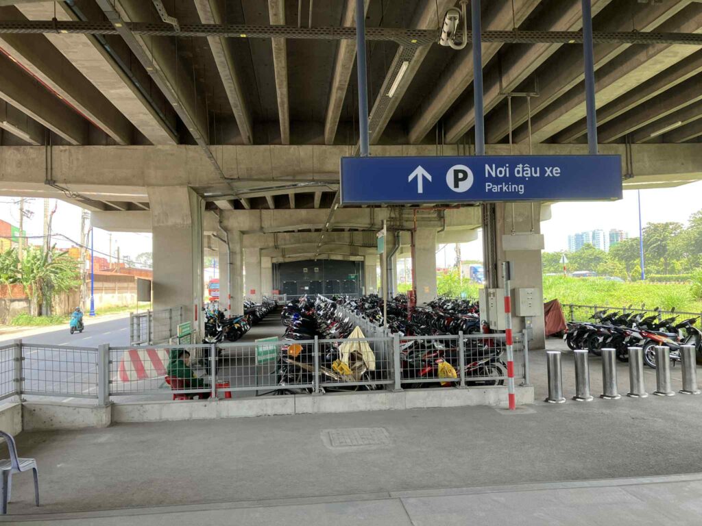 Phuoc Long駅高架下のバイク駐輪場。