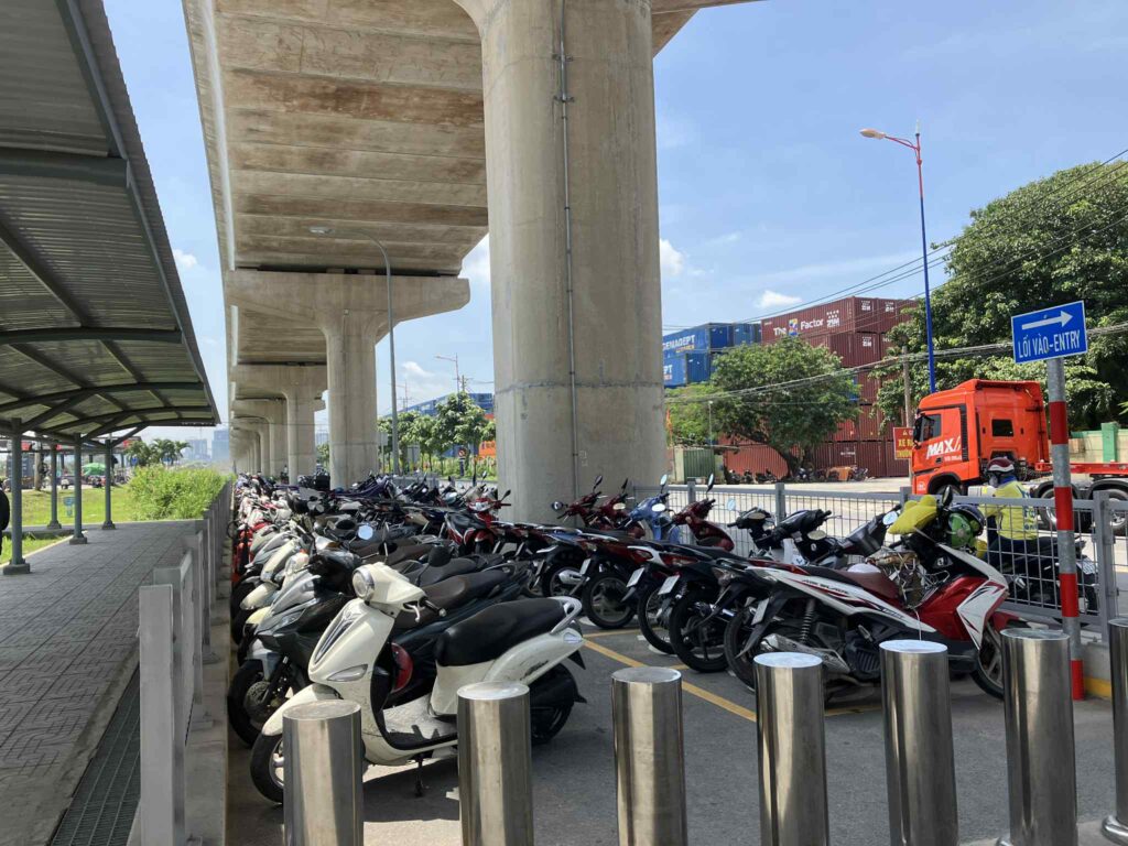 駅下に並ぶ多数のバイク。ベトナムらしい通勤風景。