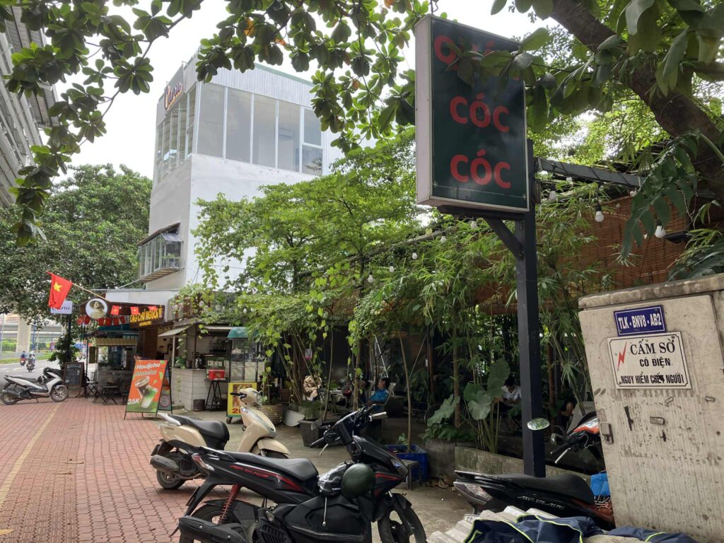 Rach Chiec駅西側のカフェと商店