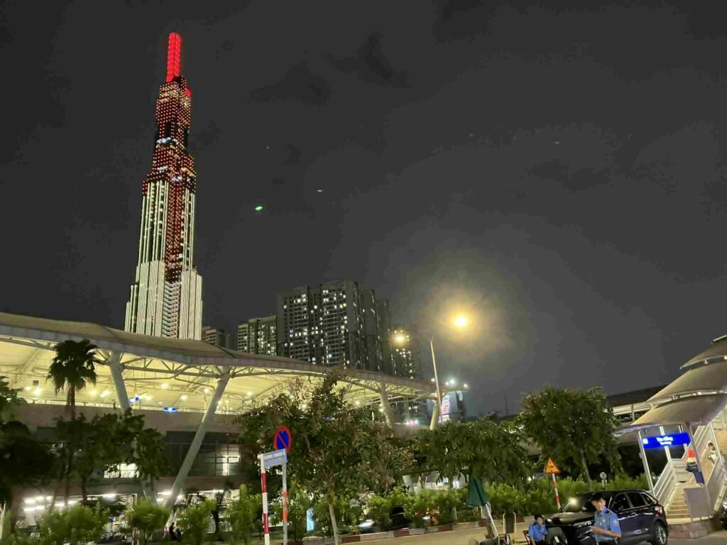 夜のTan Cang駅とランドマーク81のライトアップ