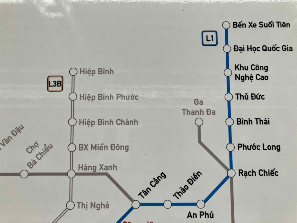 Tan Cang駅の構内案内図に描かれた淡いグレーの将来路線(Line 5計画線)