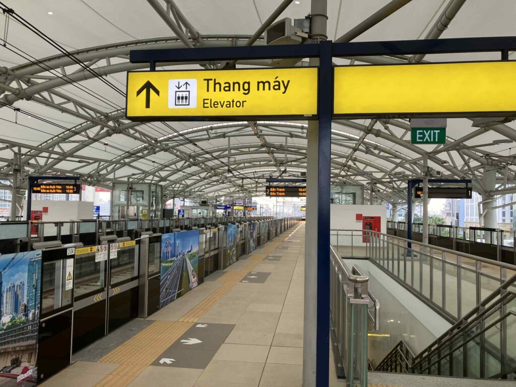 Tan Cang駅のホーム全景(2面4線構造)