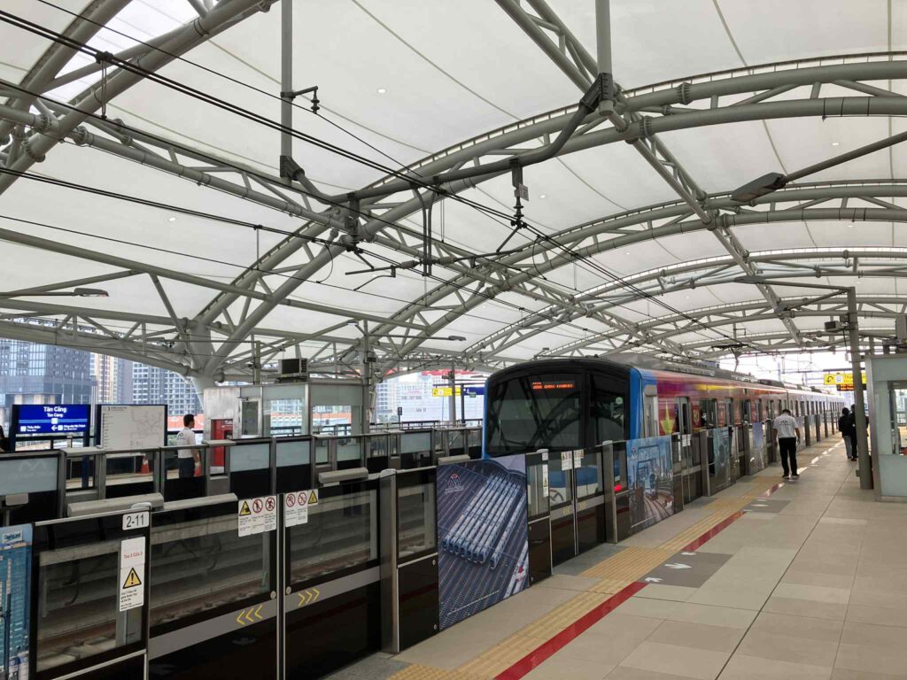 Tan Cang駅の島式ホームと線路配置