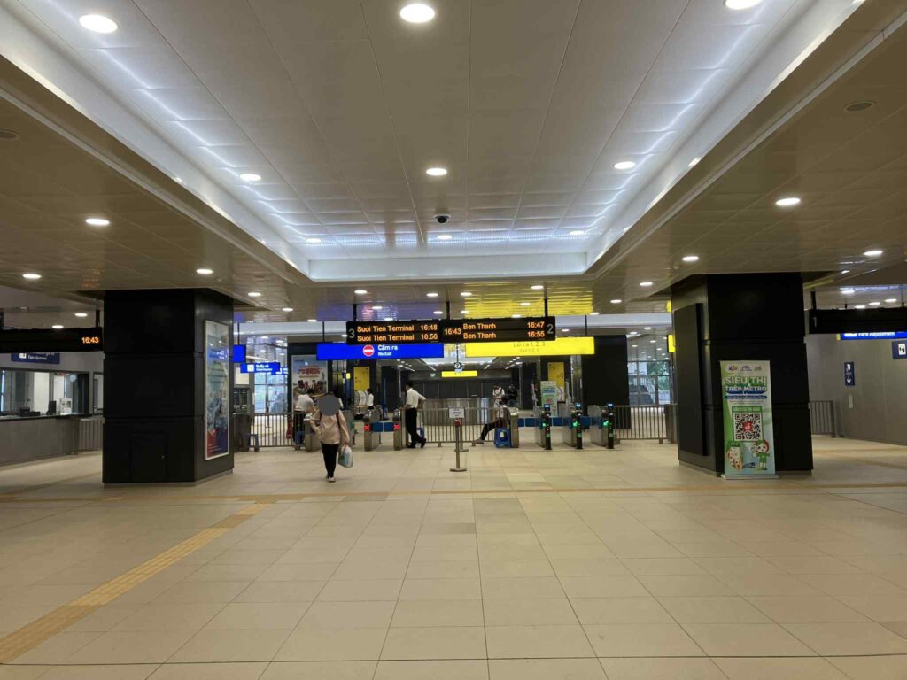 Tan Cang駅の改札階と改札機