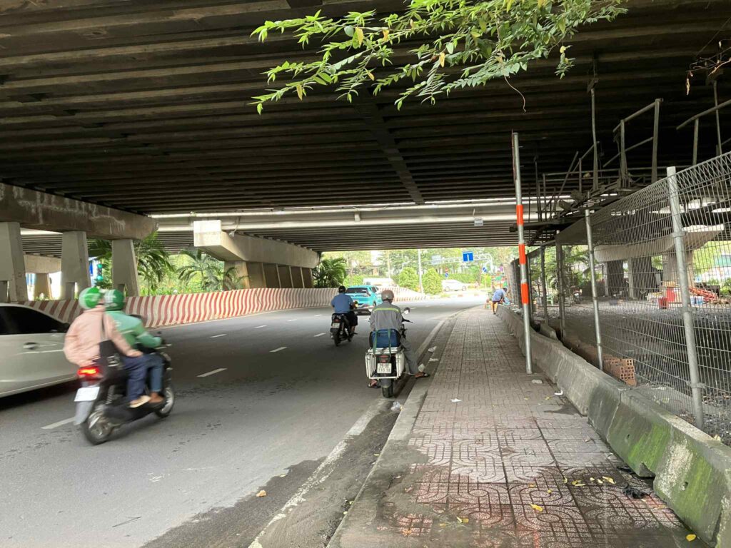 Tan Cang駅からランドマーク81方面への歩道