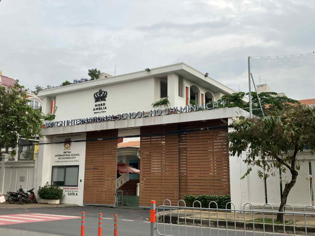 Thao DienエリアにあるBritish International School HCMCの入口