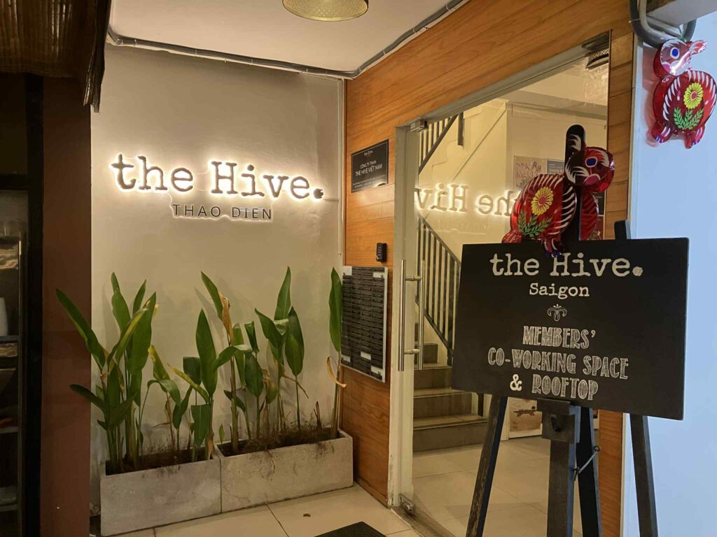 The Hive Thao Dienの入口
