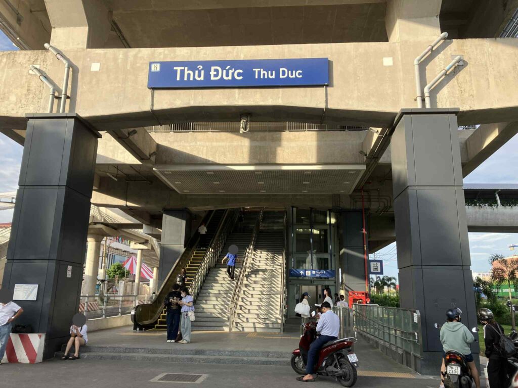 Thu Duc駅の地上入口とエスカレーター